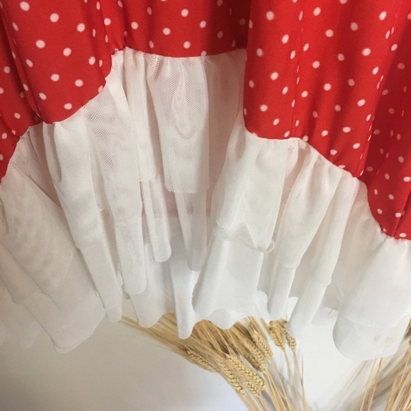 Exposed tulle hem short sleeve polka dot top. - Picture 2 of 6